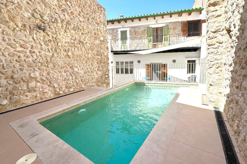 wunderschoenes-steinhaus-mit-pool-in-caimari